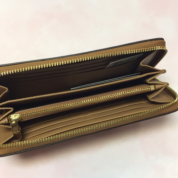 Coach Saffiano Accordion Zip Wallet NWT - Picture 2 of 2